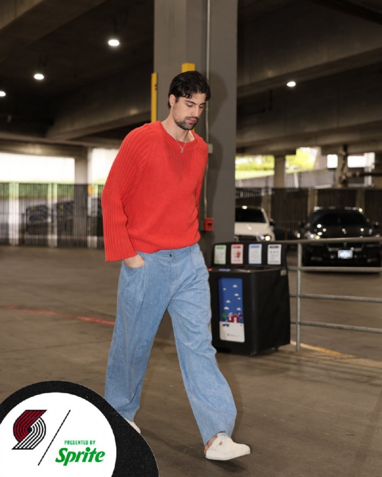 MK体育登录入口-开拓者众将入场穿搭：阿夫迪亚精致发型 乐福小书包