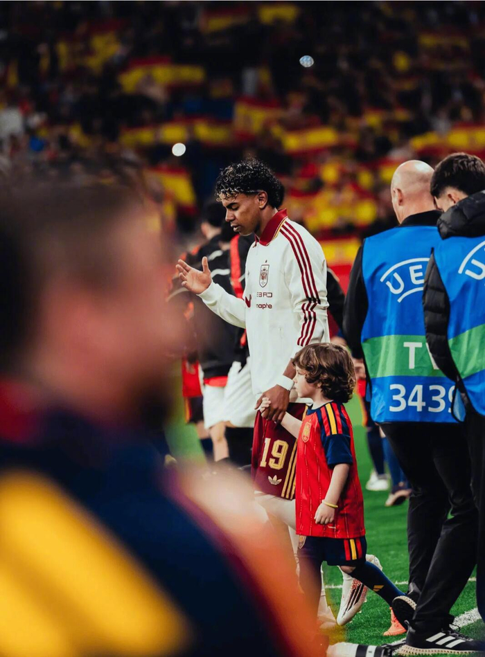 MK体育-西班牙球迷唱歧视穆斯林口号，亚马尔发文谴责种族歧视|埃及|拉米内·亚马尔|西班牙足球队|足球|世界杯_新浪体育_新浪新闻