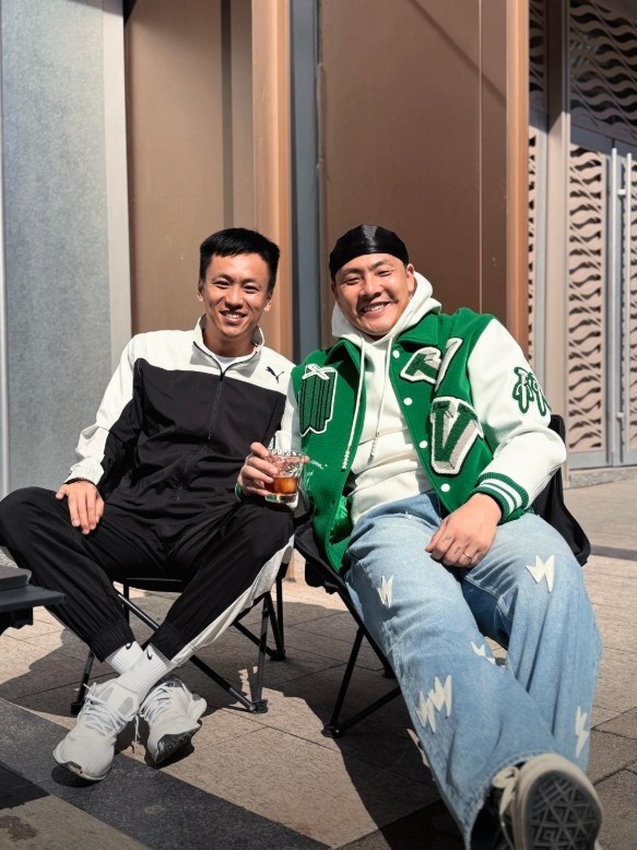 老队友！王大雷社媒晒与张弛合照：13🧡14🧡